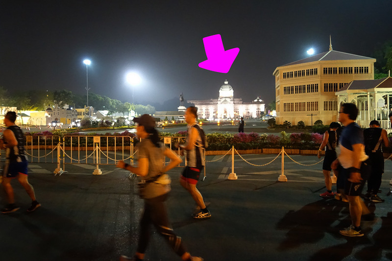 アナンタサマーコム殿の前では立ち止まって写真を撮る人多し