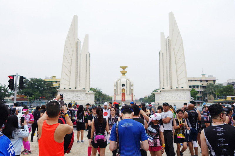 スタートするときは暗くて分かりませんでしたが、この民主記念塔の前がスタート＆ゴール地点でした