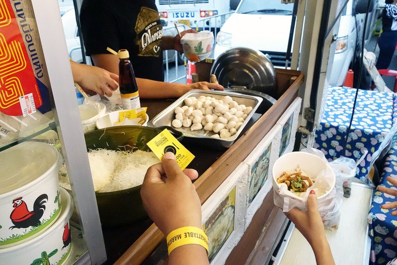 もらったフードチケットで好きなものを食べられるのですがどこも大行列で断念