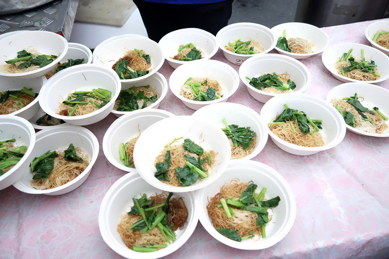 もらったフードチケットで好きなものを食べられるのですがどこも大行列で断念