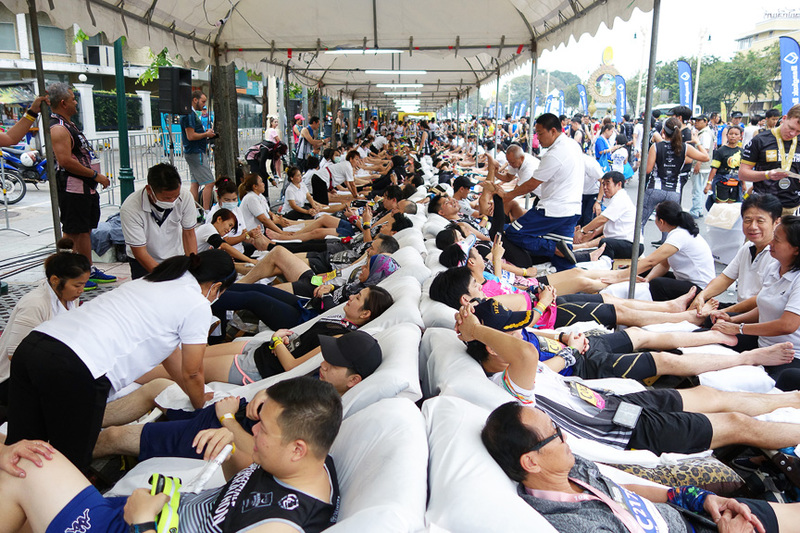 1人約10分のフットマッサージ（無料）を受けることができます