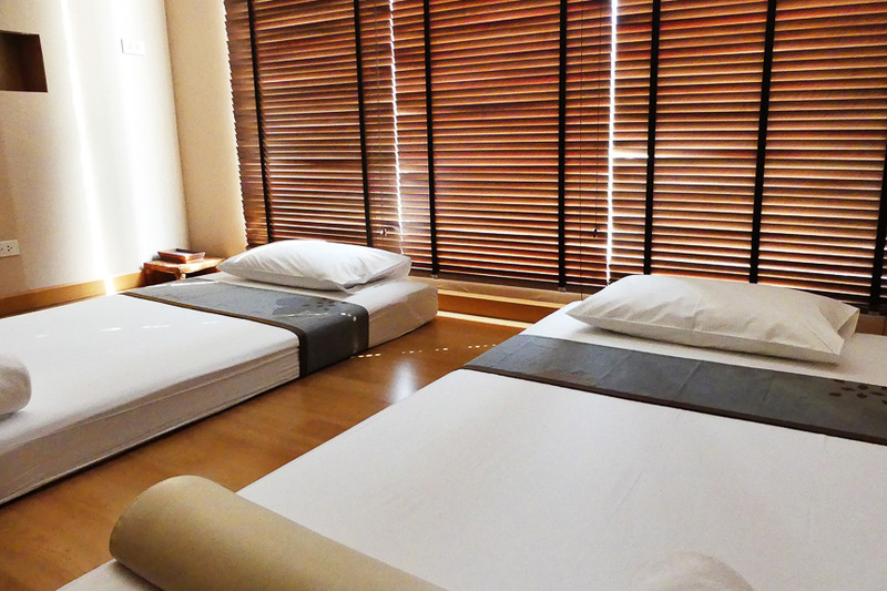 スパメニューの一例はタイマッサージ60分が600バーツ（約2000円）。120分で1000バーツ（約3400円）など。お得なパッケージなども