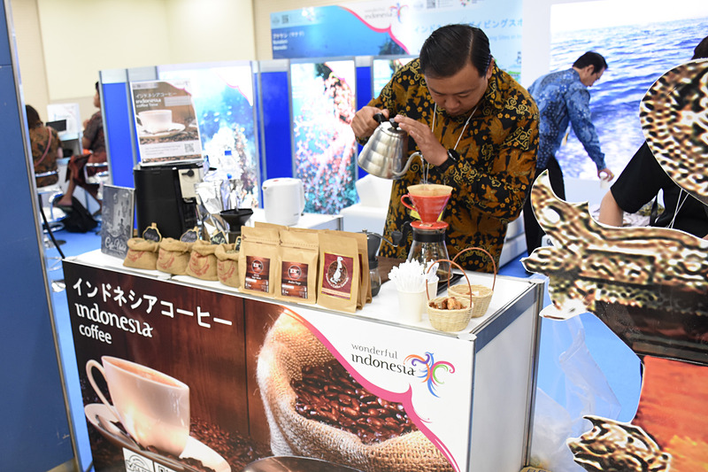 入り口ではインドネシアコーヒーをハンドドリップで淹れていた