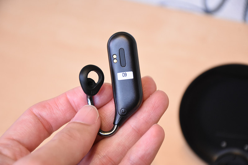 Xperia Ear Duo。化粧コンパクトのようなケースにはバッテリが内蔵してあり、ケースに戻すと充電が行なわれる
