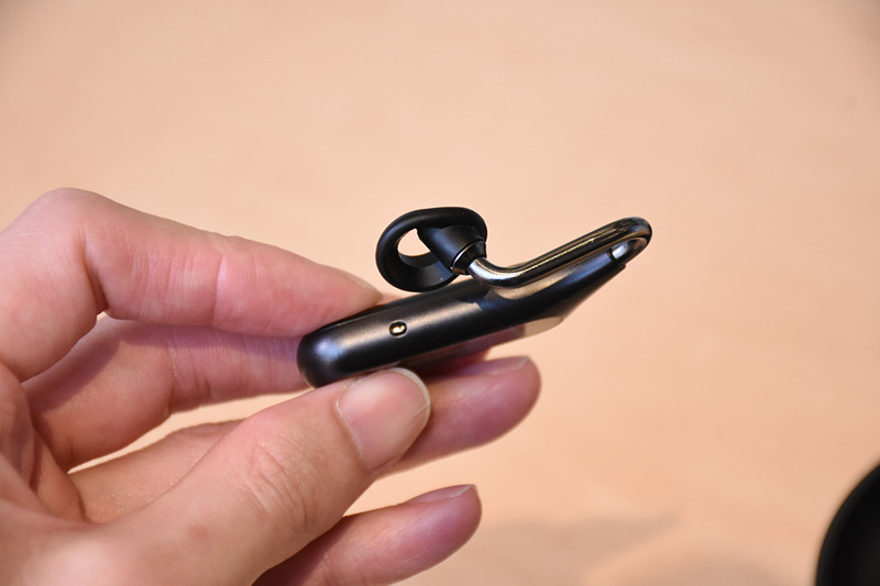 Xperia Ear Duo。化粧コンパクトのようなケースにはバッテリが内蔵してあり、ケースに戻すと充電が行なわれる