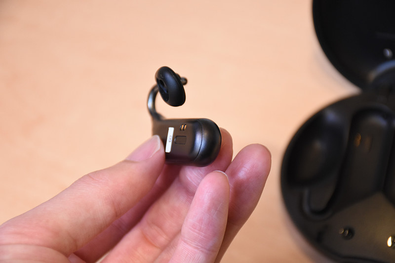 Xperia Ear Duo。化粧コンパクトのようなケースにはバッテリが内蔵してあり、ケースに戻すと充電が行なわれる