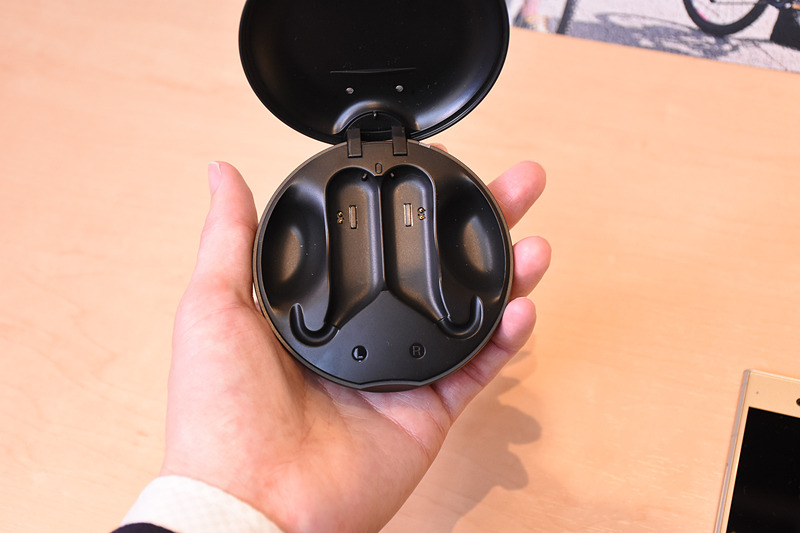 Xperia Ear Duo。化粧コンパクトのようなケースにはバッテリが内蔵してあり、ケースに戻すと充電が行なわれる