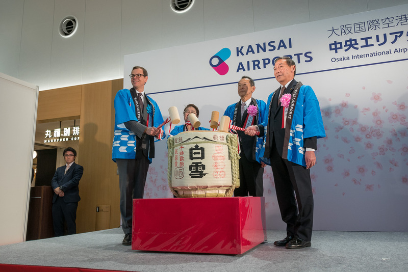 関西エアポート代表、国会議員、周辺自治体の首長による鏡開き