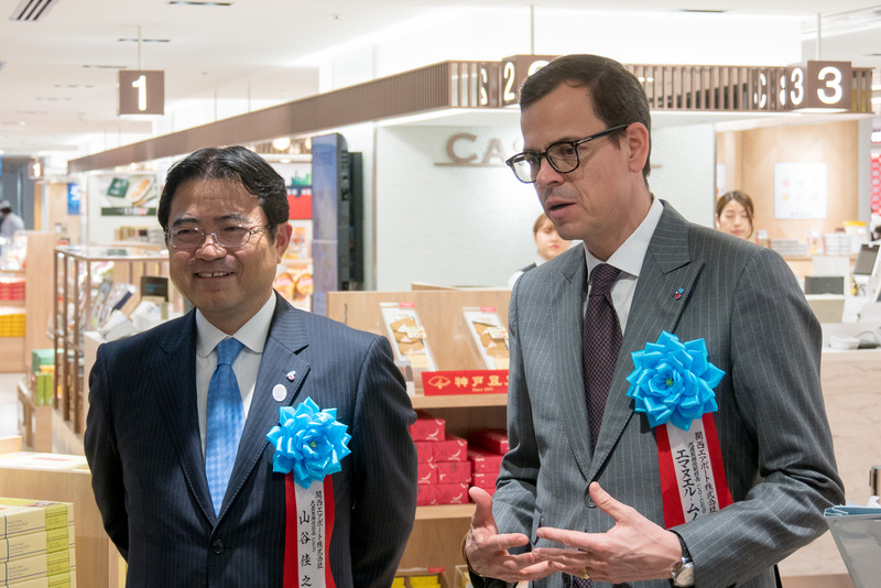 囲み取材に応じる、関西エアポート株式会社の代表取締役社長 CEO 山谷佳之氏（左）と代表取締役副社長 Co-CEO エマヌエル・ムノント氏（右）