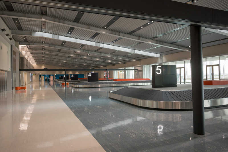 南（ANA）側から順に8台のターンテーブルを設置