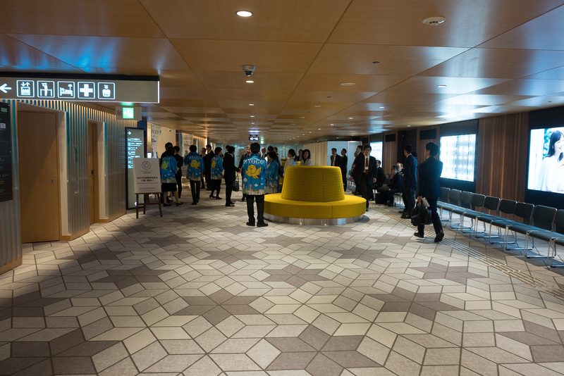 5番と6番の間に出口があり、まっすぐ進むとモノレール駅につながるペデストリアンデッキに行ける。途中、観光PRを行なう「インフォメーションひょうご・関西」がある