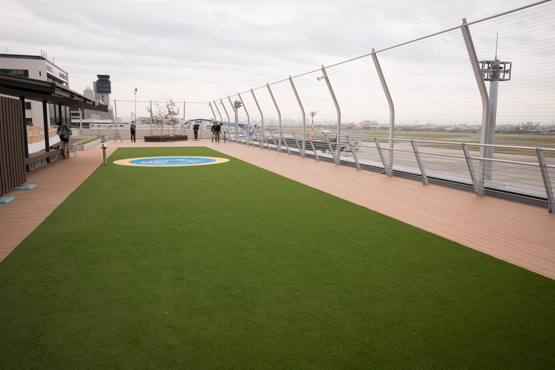中央エリアの展望デッキ。芝生や噴水があるにぎやかな空間に