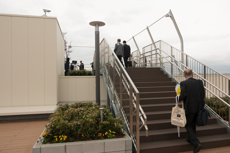 レンズを通しやすいワイヤーフェンス。わずかではあるが屋根のあるベンチが設けられている