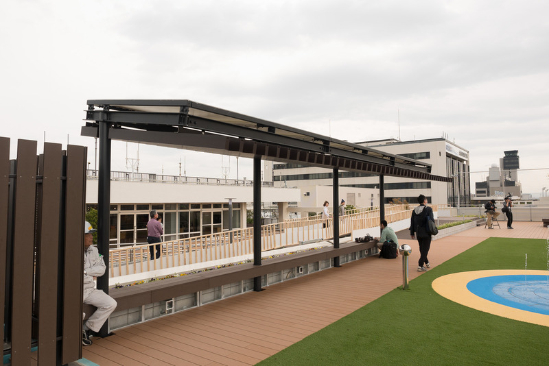 レンズを通しやすいワイヤーフェンス。わずかではあるが屋根のあるベンチが設けられている