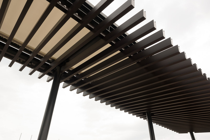 レンズを通しやすいワイヤーフェンス。わずかではあるが屋根のあるベンチが設けられている