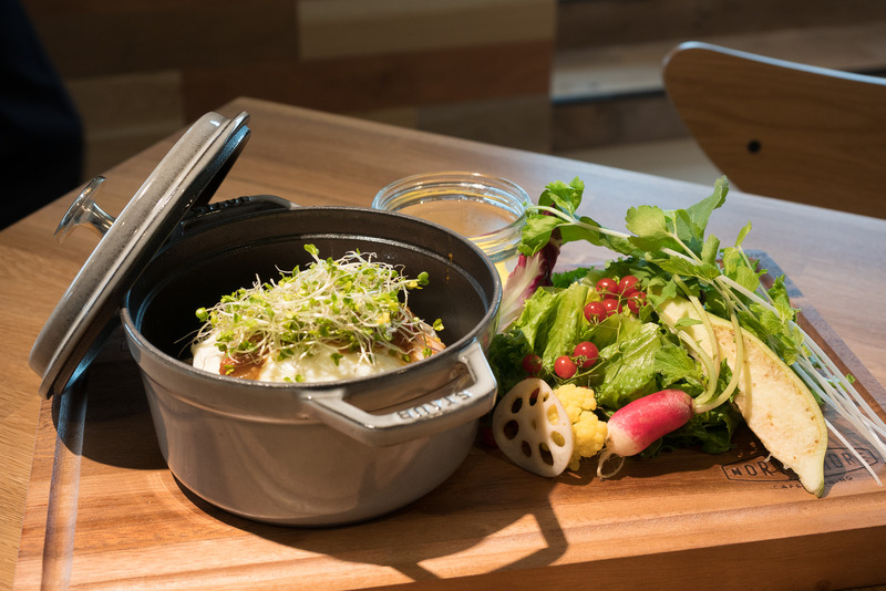 「NORTHSHORE（ノースショア）」の店内や、食事の例