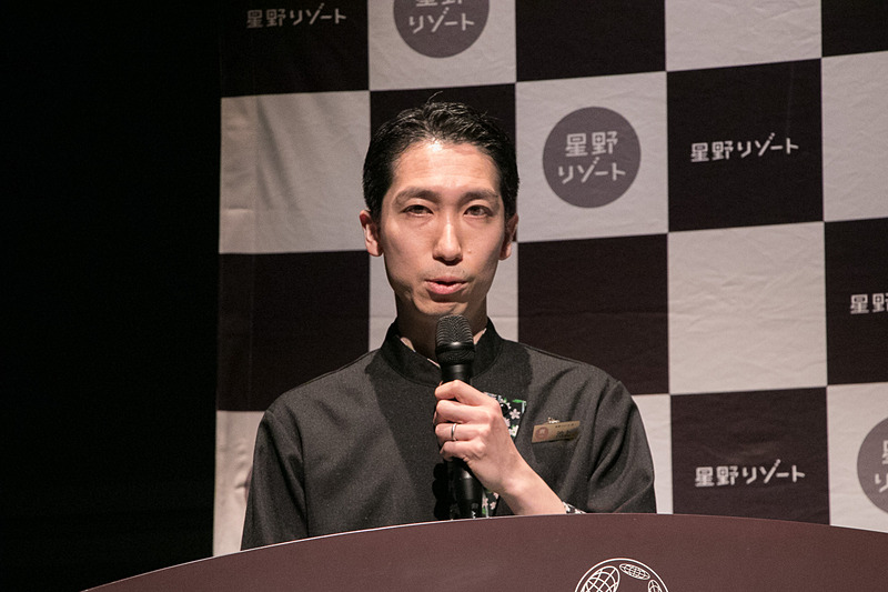 星野リゾート　界 仙石原について説明する支配人の池上氏