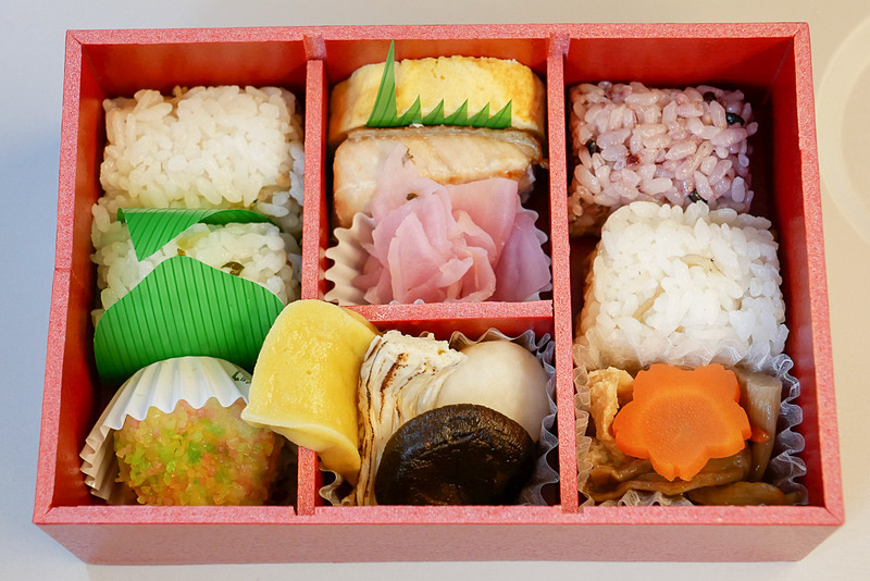 小ぶりの俵むすびが4つと、京都らしいおかずを盛り付けた、京都らしさ満載の駅弁