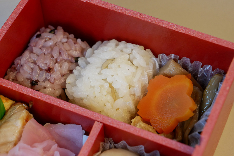 伏見稲荷門前の「伍八山椒堂」のちりめん山椒を使ったおむすび。ちりめん山椒とご飯との相性は最強。その右には、京都らしいおかずのずいきの煮物も盛り付けられている