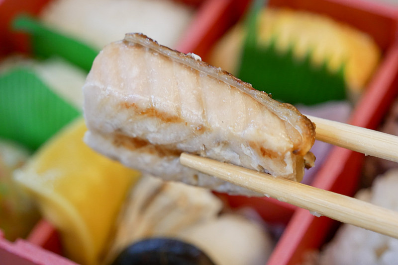 鮭の西京焼は、一般的な塩焼きと違って味噌のコクが深く優しい美味しさ