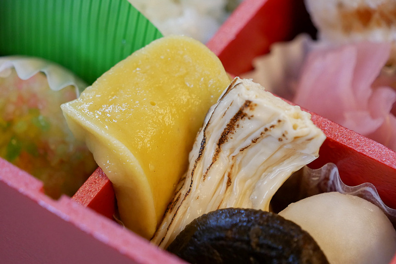 湯葉の煮物の横には、「いとふ」の粟麩を使った粟麩の煮物が盛り付けられている。そのほかの椎茸や里芋の煮物など、どれも京都らしい優しい味わいがうれしい