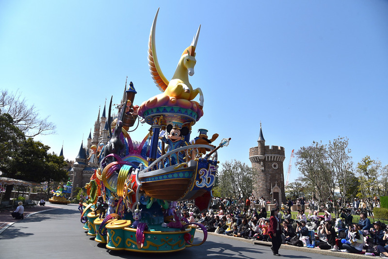 デイパレード「ドリーミング・アップ！」のトップバッターはミッキーマウスとプルート。「～夢の世界への入り口～」のユニットとなっている