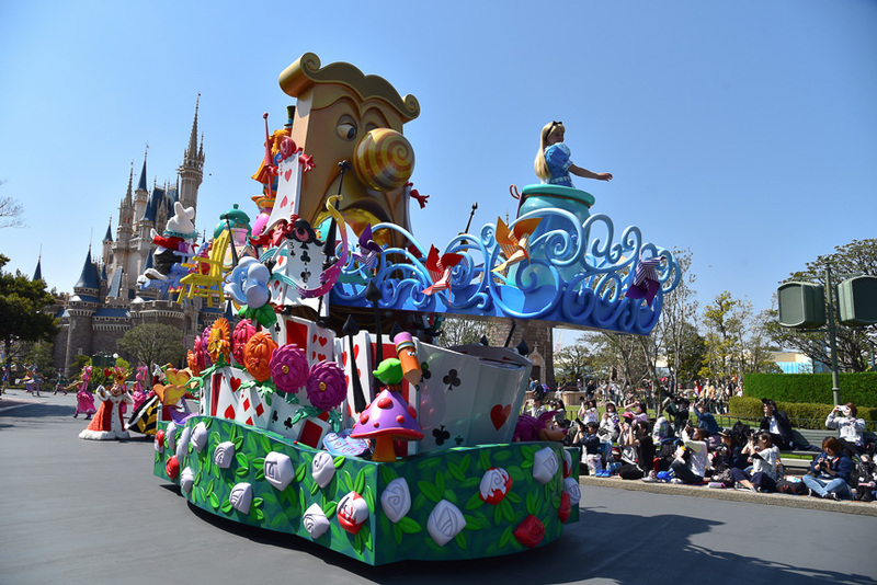 マッドハッターや三月ウサギたちとシーソーをしているようなアリスのフロート。「DRINK ME」のタグ付き小瓶もシーソーに合わせて前後に動き涙の海で浮かんでいるシーンを彷彿とさせる