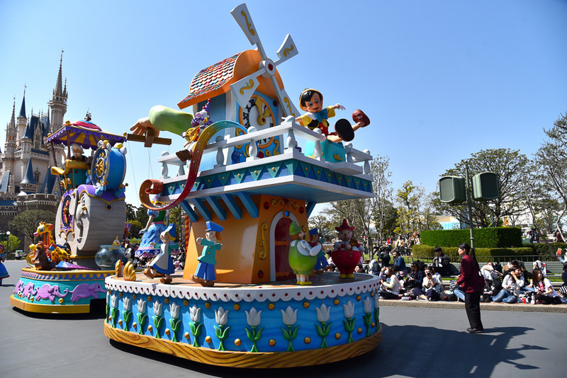 ピノキオとゼペットのフロートでは、楽しいオモチャの世界を表現。ゼペットの工房の時計などをモチーフにしており、木彫りの質感に注目したい