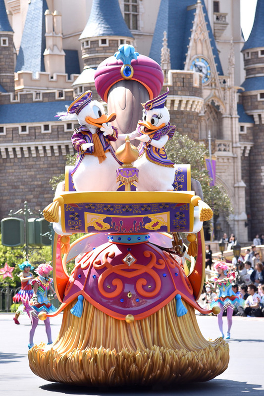 ドナルドダックとデイジーダック「～永遠に続く夢の世界～」のユニットを先導