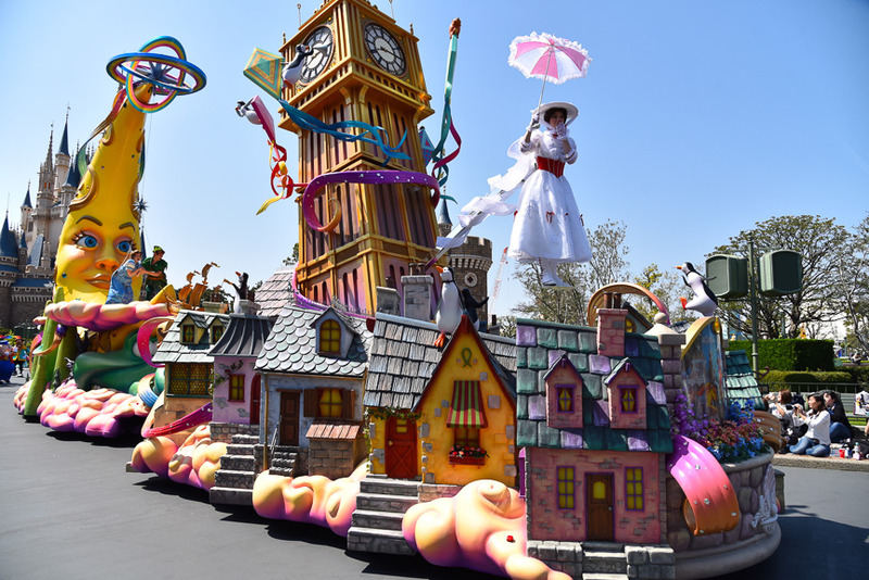 メリー・ポピンズが傘片手に映画そのままにふわりと空に舞い上がる