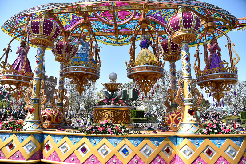 ステージではなく、シャンデリアの中にプリンセスが。荘厳な雰囲気のフロートはステンドグラスの質感にこだわり何度もブラッシュアップ。向こう側が見える浮遊感も意識したそうだ