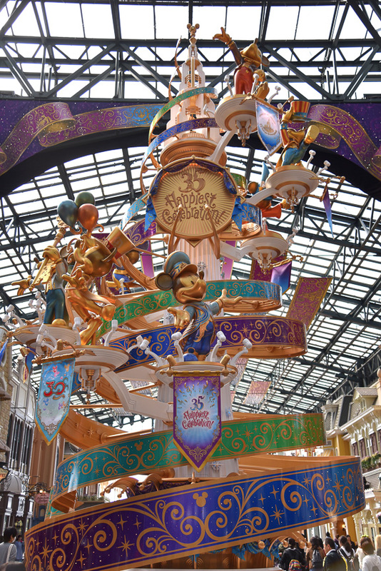 高さ約10mの「セレブレーションタワー」には周年の9つの姿のミッキーマウスのスタチューが飾られている