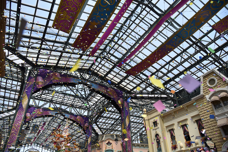 突然ワールドバザール内に東京ディズニーリゾート35周年“Happiest Celebration！”アニバーサリーテーマソング「Brand New Day」が流れ、空からはキラキラと光るコンフェティが舞い降りてきた