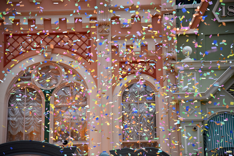 見上げるとたくさんの紙吹雪