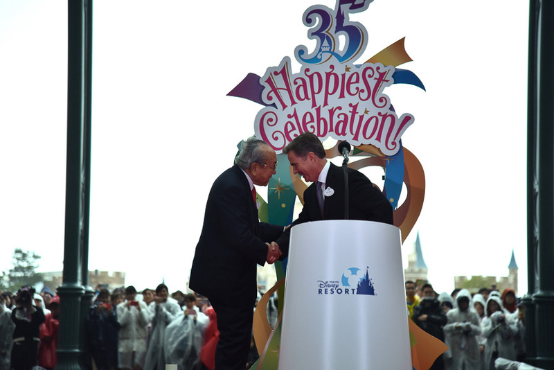 スピーチ後に加賀見氏と固い握手を交わした