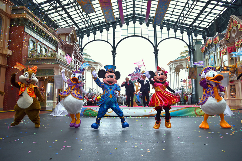 登壇者とともに「東京ディズニーリゾート開園35周年“Happiest Celebration！”」をディズニーの仲間たちが盛大にお祝い！　そしてアニバーサリーテーマソングに合わせてダンスを披露
