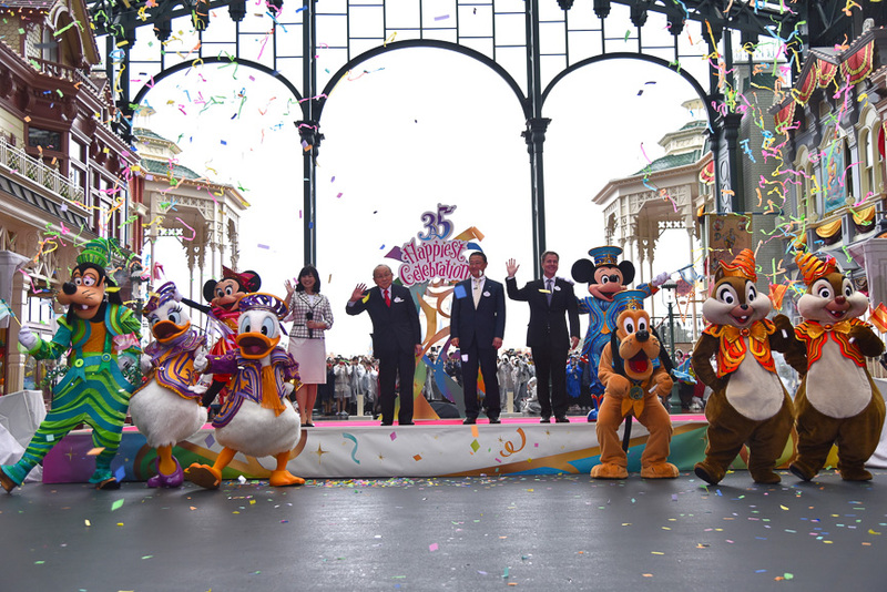 35周年ならではのコスチュームでディズニーの仲間たちがステージに集合