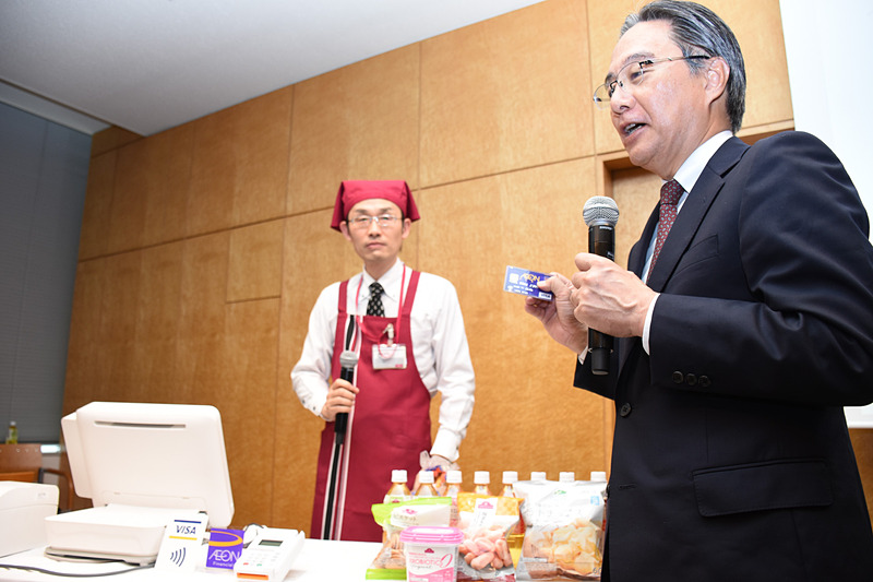 イオン株式会社 執行役 総合金融事業担当 鈴木正規氏が実演した