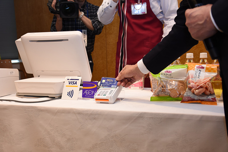 イオン株式会社 執行役 総合金融事業担当 鈴木正規氏が実演した