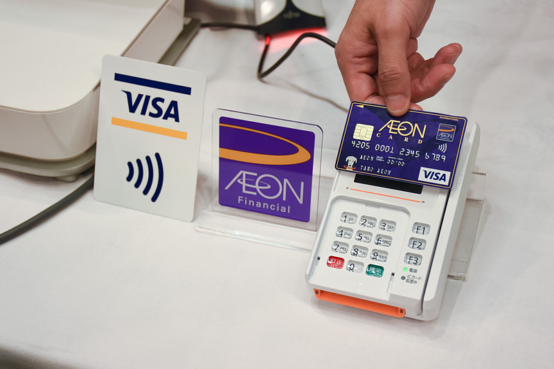 イオン株式会社 執行役 総合金融事業担当 鈴木正規氏が実演した