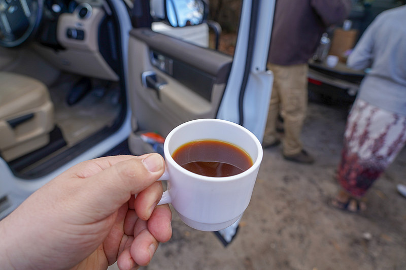 道の端に停めてコーヒータイム。ふと下を見ると日本では考えられないほどの大きさの蟻がいたり、われわれがコーヒー飲んでる近くでワラビーがいたりと、大自然を実感