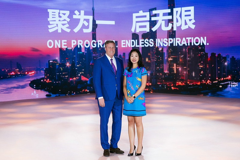 ロイヤルティプログラムの統合を発表したマリオット・インターナショナルのアジア太平洋 社長兼マネージングディレクター クレイグ・スミス氏（左）、セールス＆マーケティング最高責任者 ペギー・ファン・ロー氏（右）