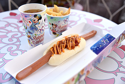 東京ディズニーリゾート35周年限定メニューとグッズ。“Happiest”な瞬間