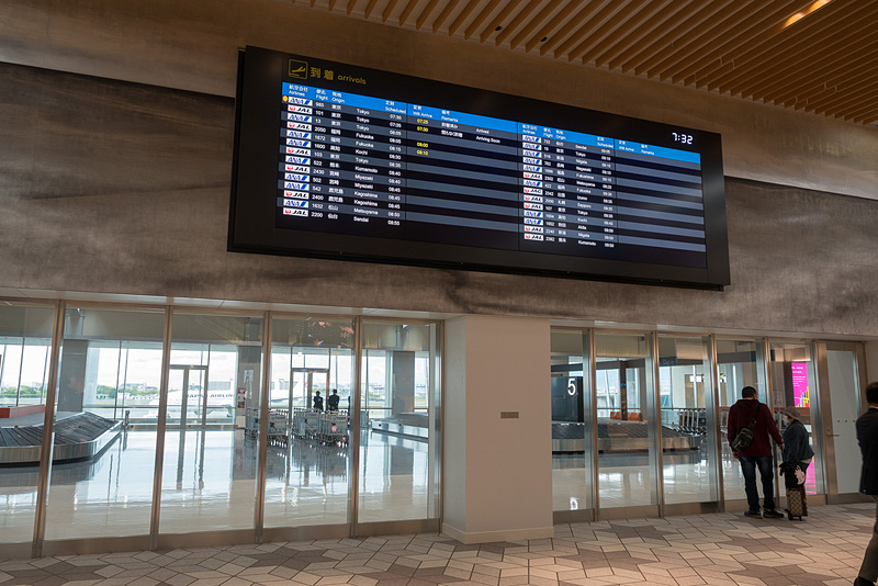 新しく1つに集約された到着口。向かって左が南（ANA側）、右が北（JAL側）となる