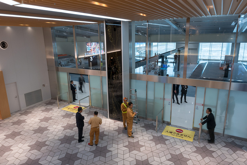 新しく1つに集約された到着口。向かって左が南（ANA側）、右が北（JAL側）となる