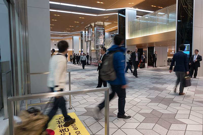 最初に到着したのは羽田発のANA985便、続いて同じく羽田発のJAL101便が到着。南北の出口から続々と到着客が姿を見せた