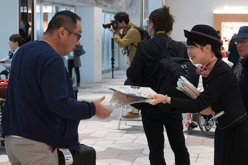 関西エアポートグループのスタッフが記念品を配布