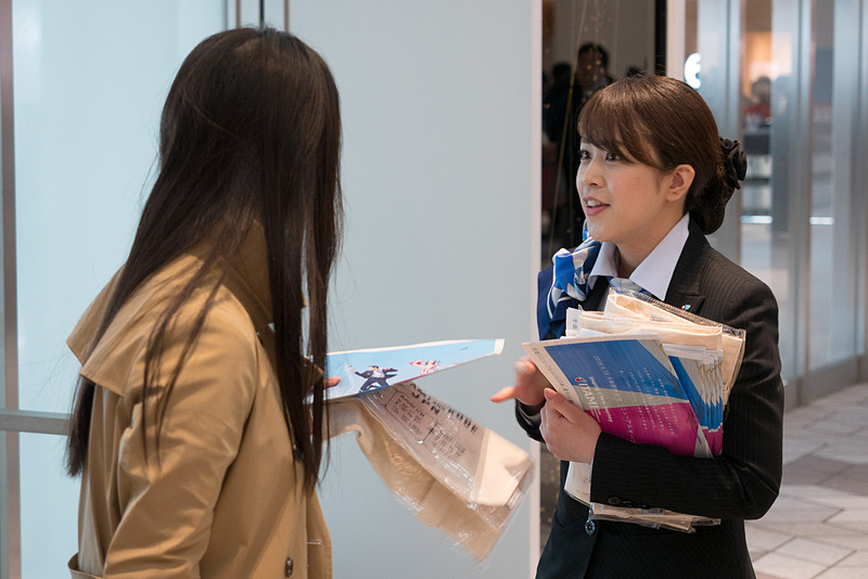 関西エアポートグループのスタッフが記念品を配布