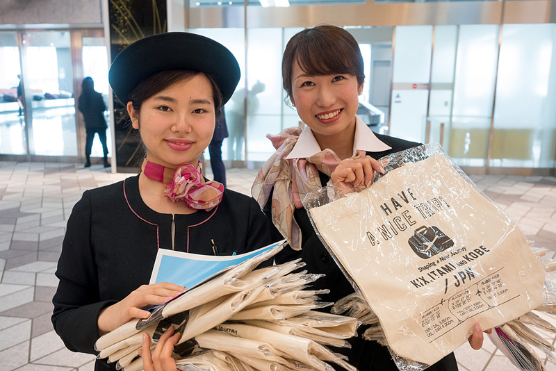 関西エアポートグループのスタッフが記念品を配布