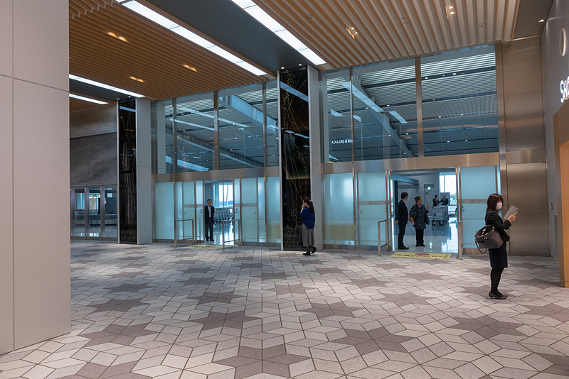 こちらは北（JAL側）寄りの出口。こちら側にも出口から真っ直ぐ進む通路